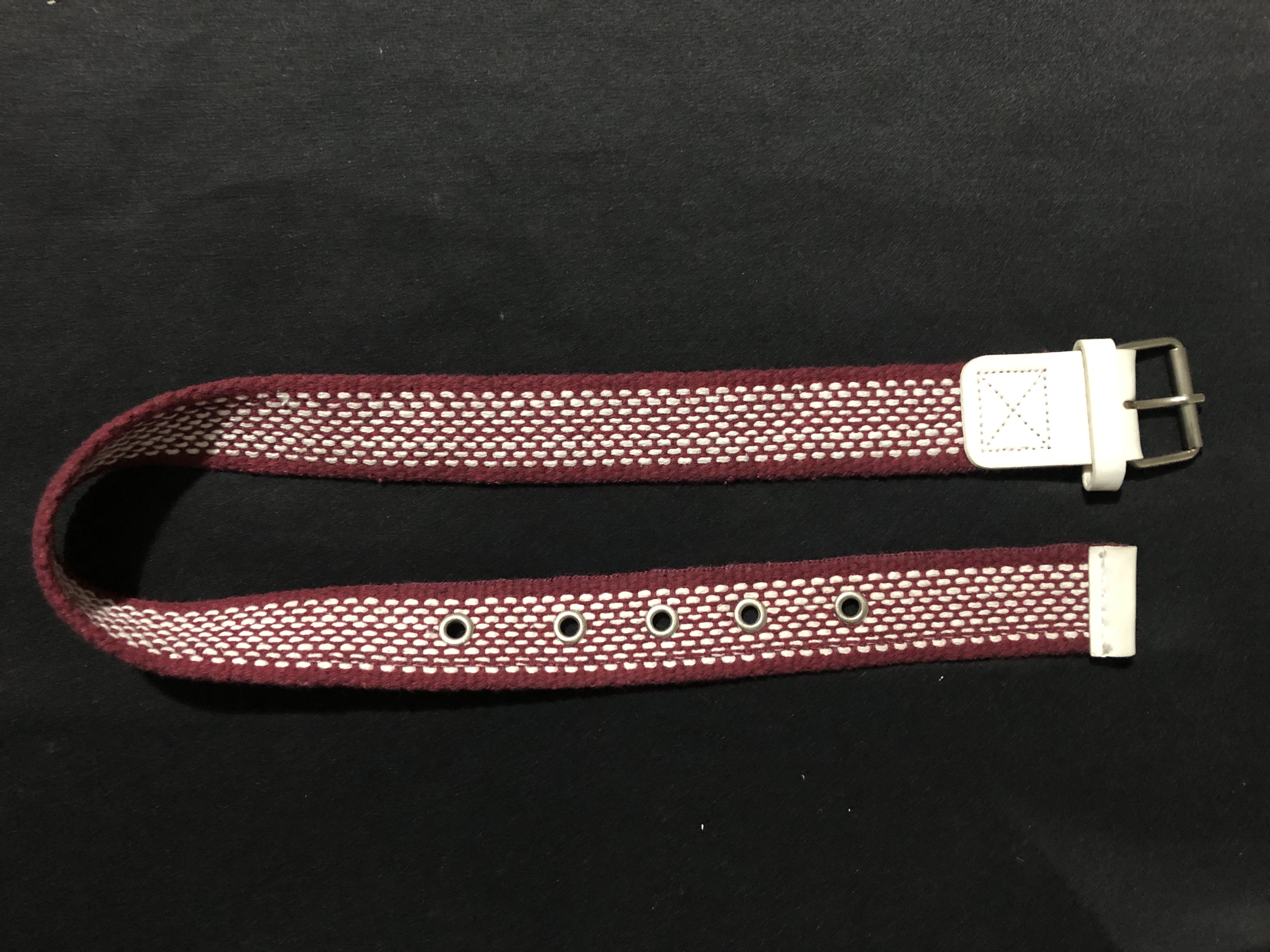 BORDO DOKUMA ÜZERİ BEYAZ DİKİŞLİ KEMER